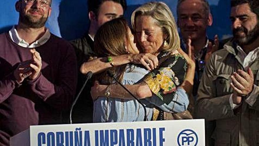 Beatriz Mato se abraza a Rosa Gallego, ante militantes del PP, durante la noche electoral.