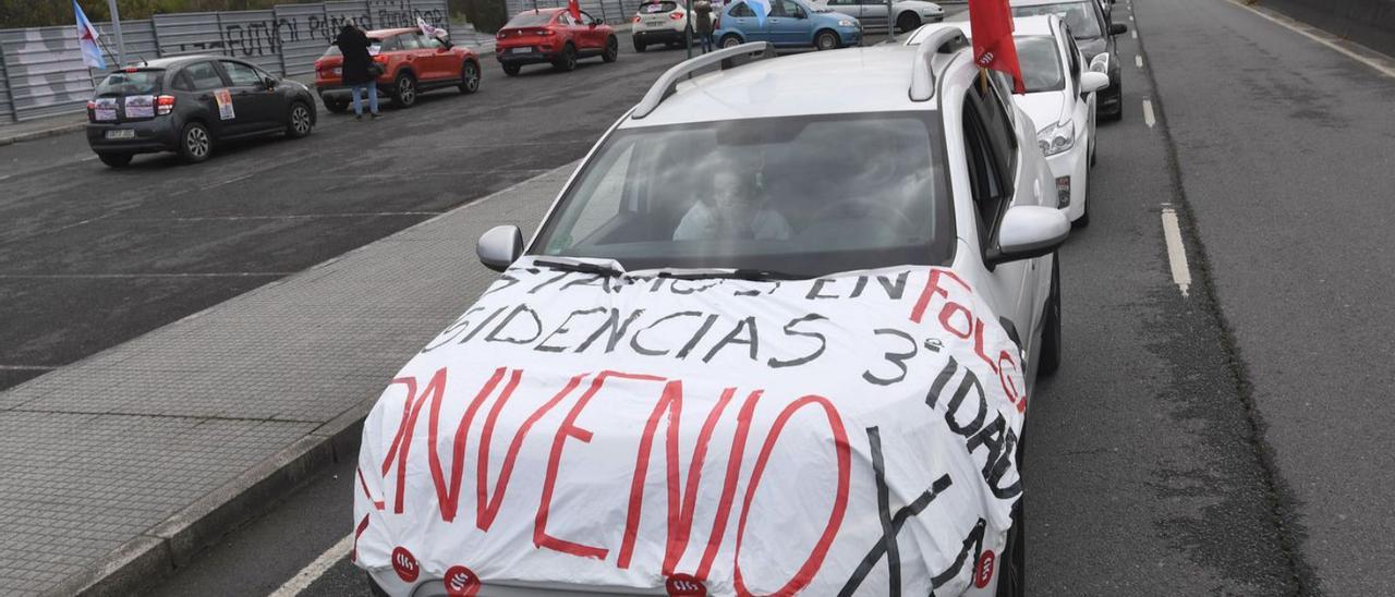 Participantes en la caravana reivindicativa para pedir un convenio para trabajadoras de residencias. |  // C. P.