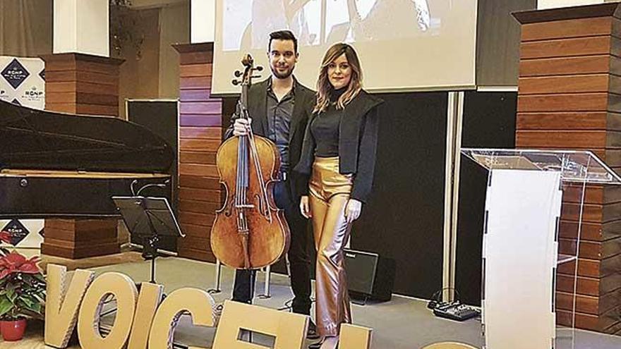 El violonchelista Gabriel Fiol y la soprano Carme Garí, ayer en el Real Club Náutico de Palma.