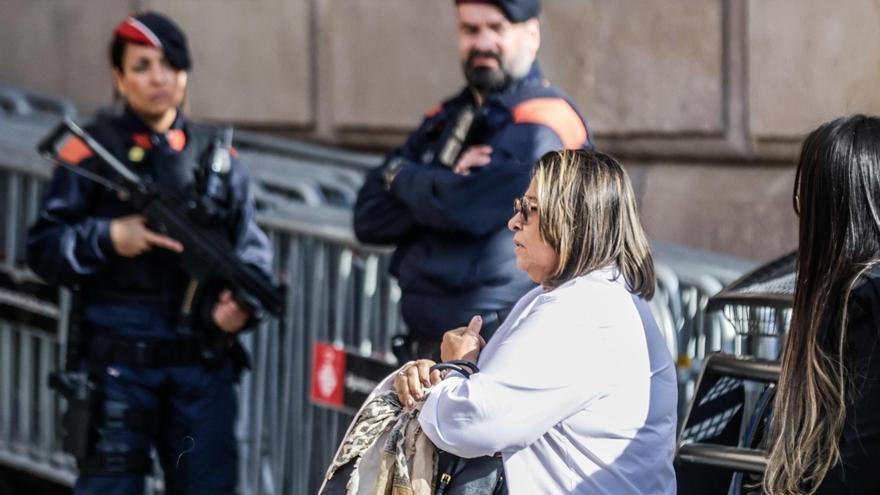 Entrada de Joana Sanz, la madre de Dani Alves y otros testigos en la segunda jornada del juicio a Alves por agresión sexual