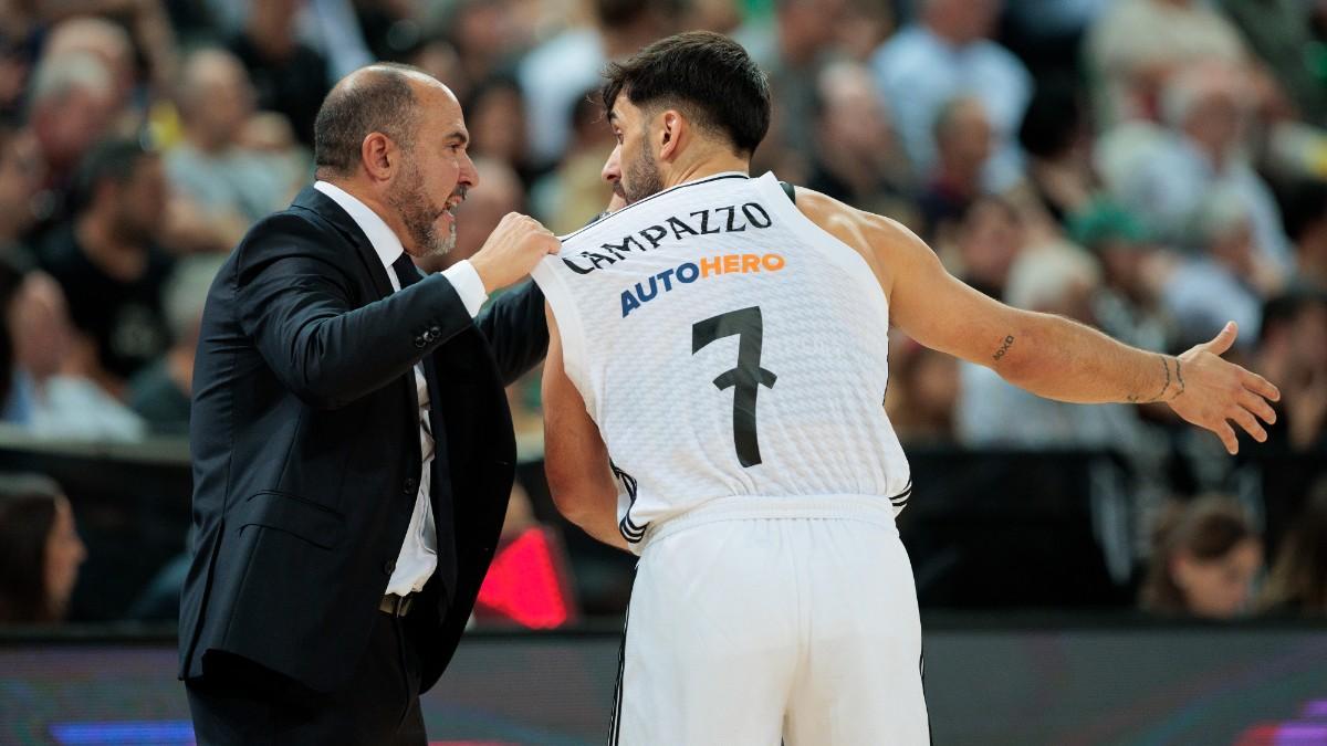 Facundo Campazzo, junto a Chus Mateo en un partido del Real Madrid