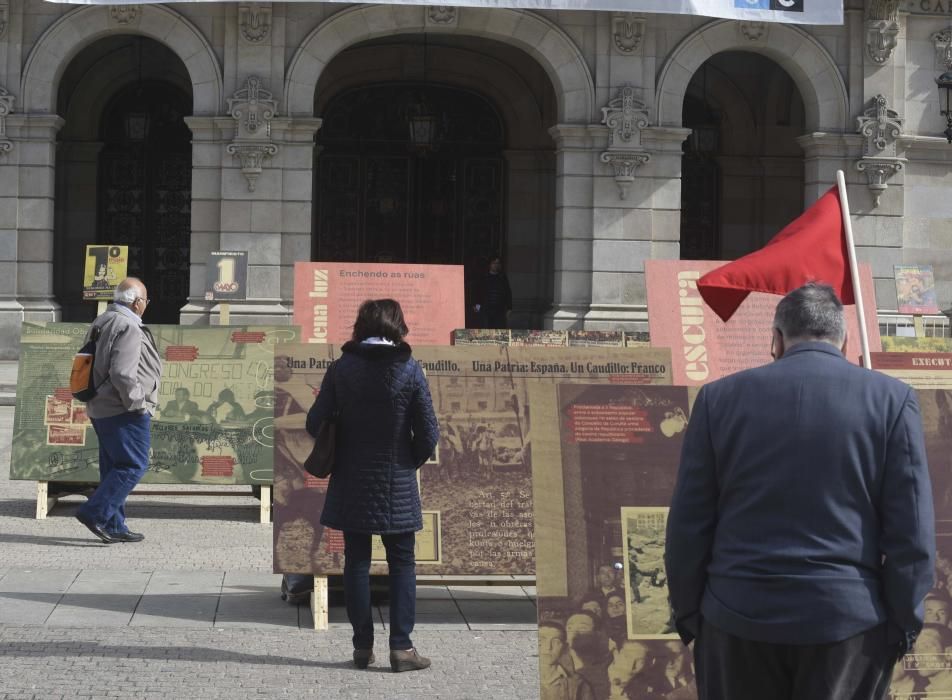 A praza de María Pita conta cunha exposición ao aire libre que recolle máis de cen anos de movemento obreiro na cidade, con lembranzas para as cigarreiras e os 'paseados'.