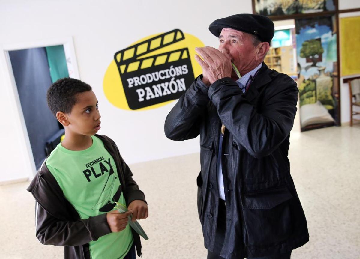 Rodríguez Pantoja con el alumnado del colegio de educación especial Cee de Panxón, en 2019.