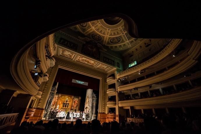 TOSCA.Ópera en tres actos, con libreto de Giuseppe Giacosa y Luigi Illica, basado en el drama del mismo nombre, de Victorien Sardou, y con música de Giacomo Puccini.52º Temporada de Opera Las Palmas de Gran Canaria -Alfredo Kraus 2019. Amigos Canarios de la Ópera..Teatro Pérez Galdós. Las Palmas de Gran Canaria, 9, 11 y 13 de abril de 2019...Tosca – Martina SERAFIN.Mario Cavaradossi – Fabio SARTORI.El Barón Scarpia -  Ambrogio MAESTRI.Cesare Angelotti ¹– Dongho KIM.Sciarrone¹– Fernando CAMPERO .Spoletta  –  Francisco NAVARRO .El Sacristán  – Jeroboám TEJERA  Un Carcelero – Elu ARROYO  Un Pastor¹ – Lara-Clare BOURDEAUX  .Dirección musical¹ – Francesco Ivan CIAMPA  .Dirección escénica -  Carlo Antonio DE LUCIA Figurinista – Claudio MARTÍN .Iluminación - José FERNÁNDEZ “Txema” Peluquería y maquillaje – Jef HERNÁNDEZ.Repetidor – Borja MARIÑO.Regiduría general y Jefa de escenario - Laura NAVARRO..ORQUESTA FILARMÓNICA de GRAN CANARIA CORO INFANTIL  de la OFGC, Dirección – Marcela GARRÓN...CORO  de la ÓPERA  de  LAS PALMAS DE GRAN CANARIA.Dirección - Olga SANTANA  Pianista – Olga NEVALAINEN..Producción del Laboratorio Scenografico ‘ La Bottega Fantastica di Catania’...FOTO: Nacho González /ACO 2019..Foto realizada durante el ensayo general. .Teatro Pérez Galdós. Las Palmas de Gran Canaria, 7 de abril de 2019