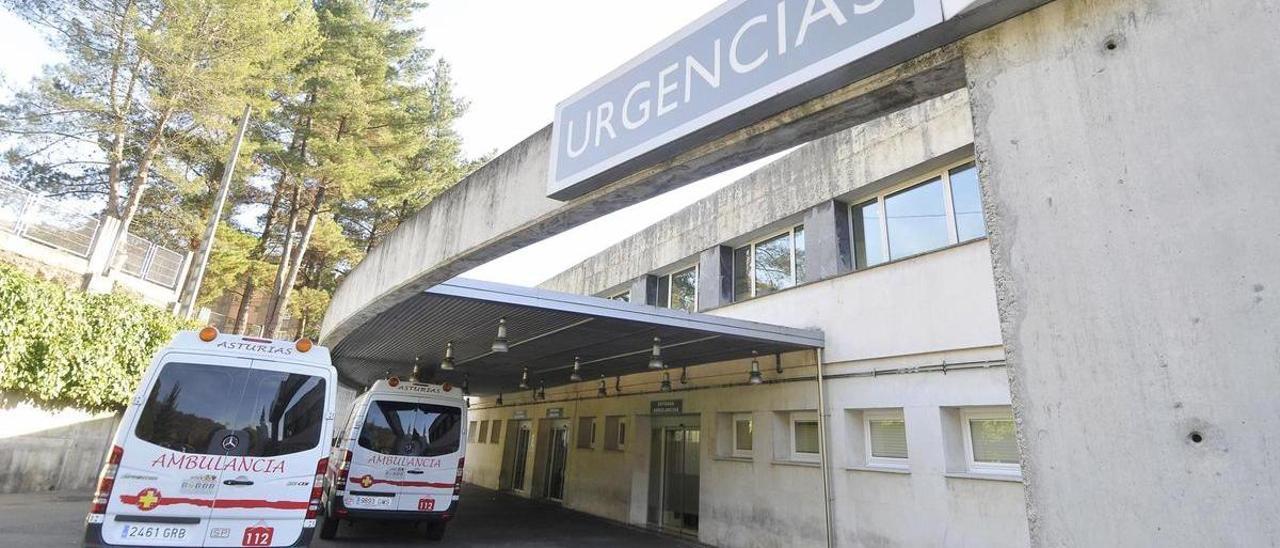 Ambulancias a la entrada del servicio de Urgencias en el hospital Valle del Nalón