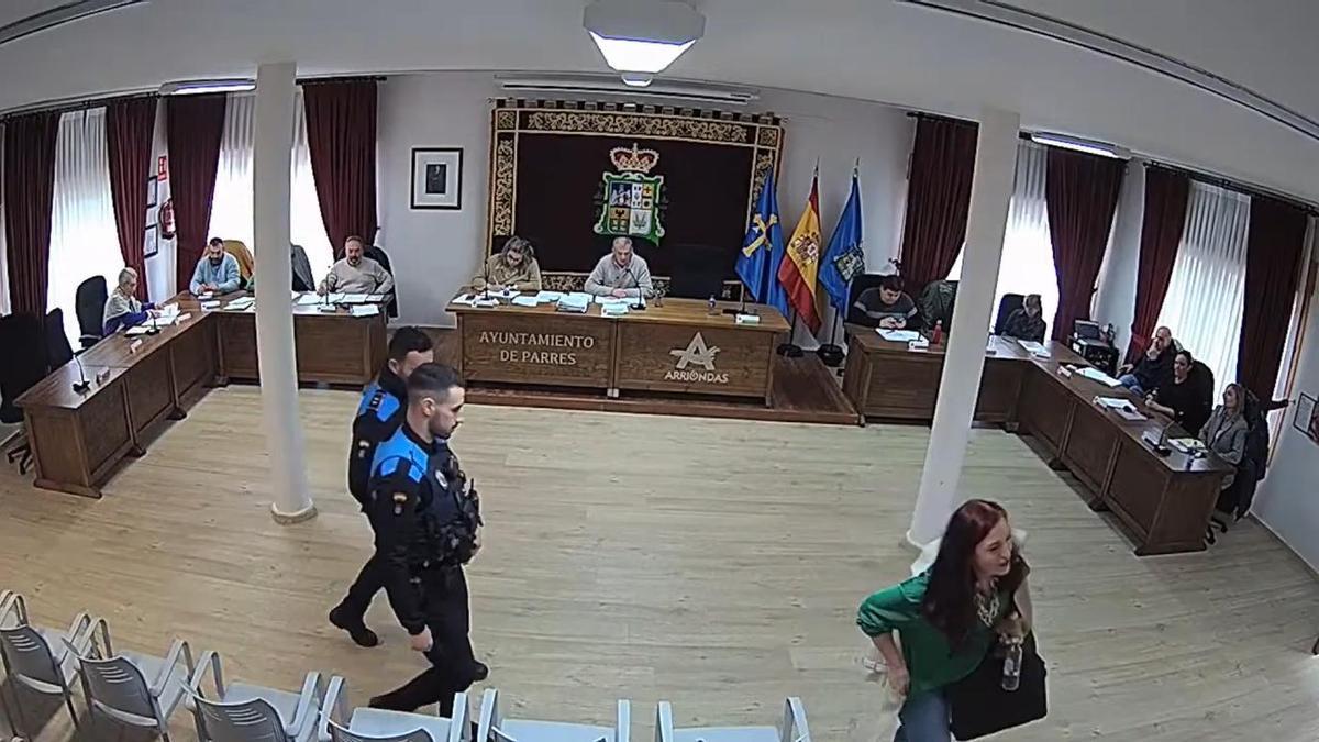La concejala de Ciudadanos, Mili de la Maza, abandona el pleno de Parres escoltada por la Policía Local