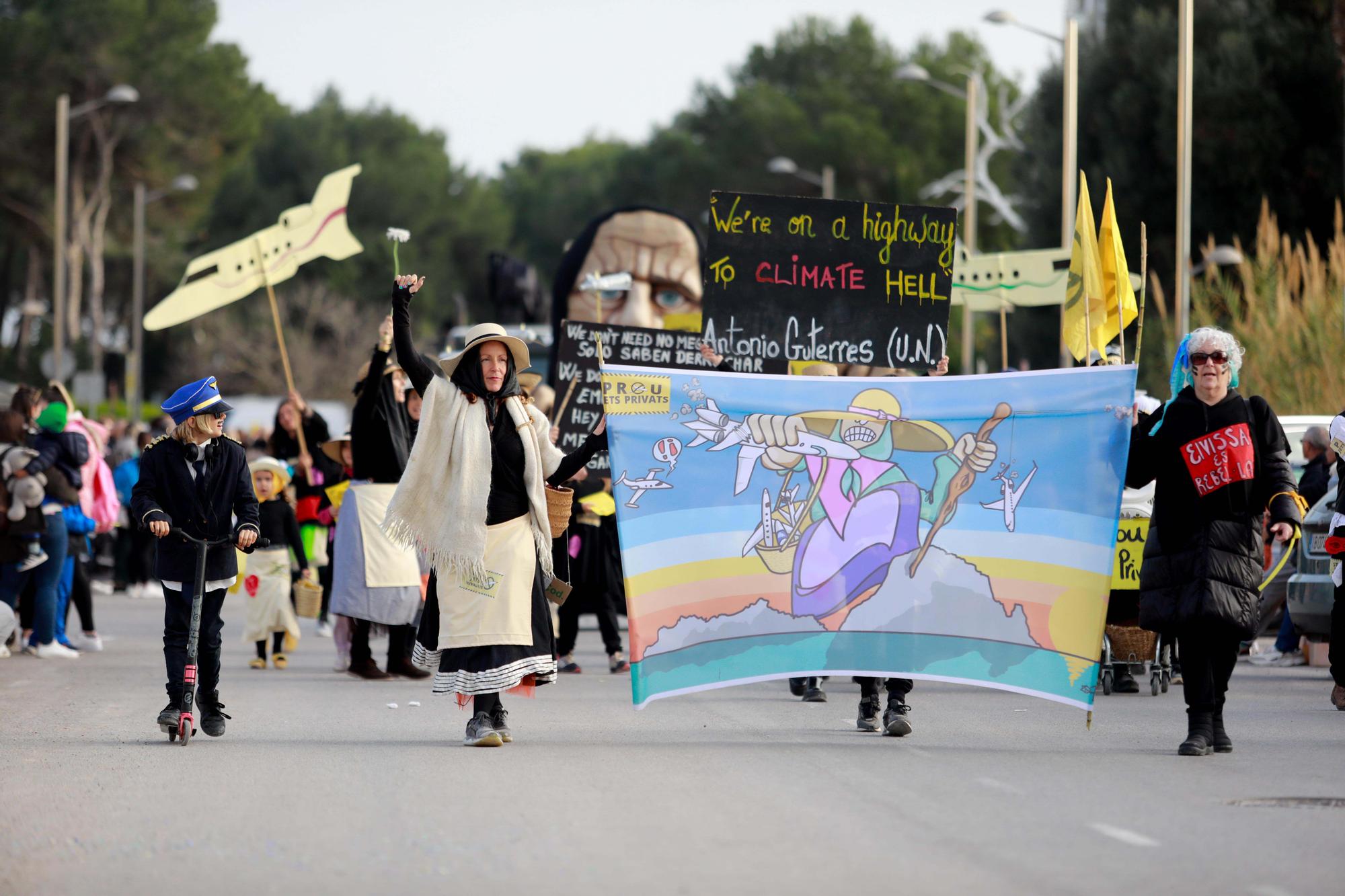 Todas las imágenes de la rúa de carnaval 2023 en Santa Eulària