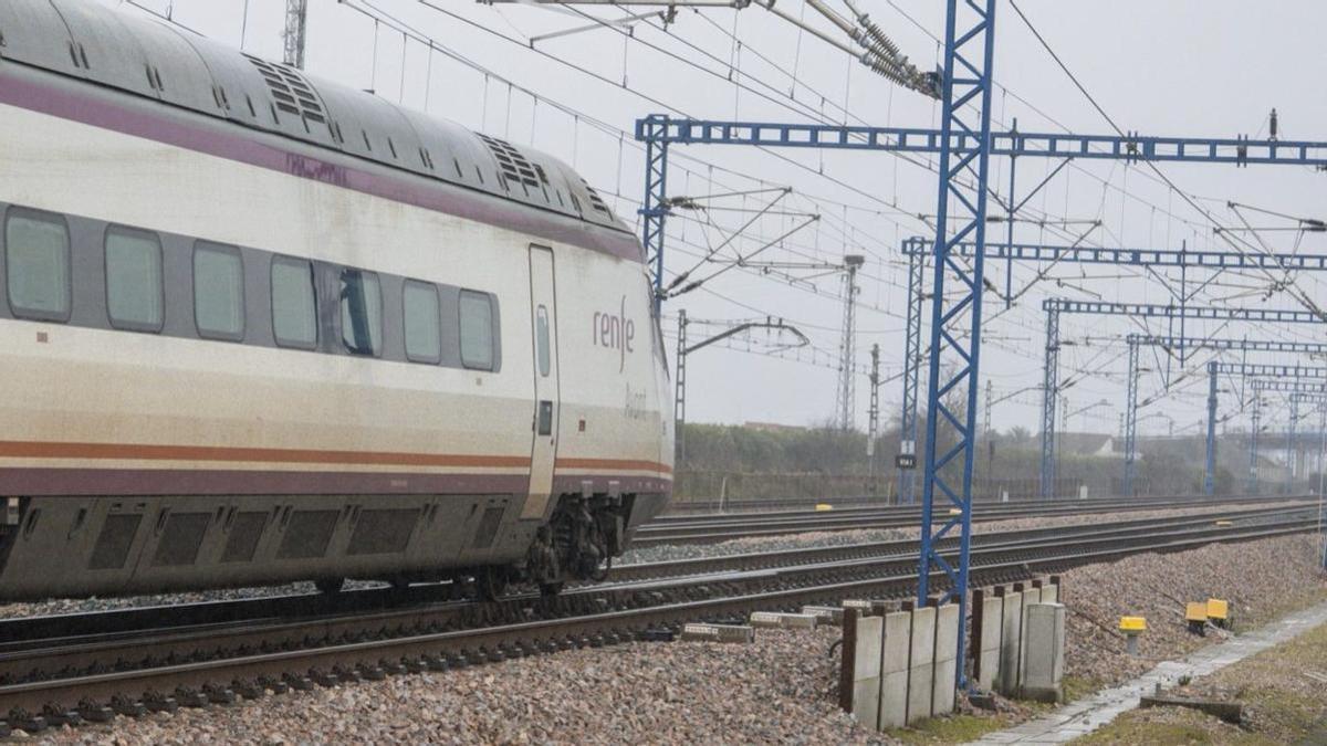 Un tren passa per un tram amb limitació de velocitat a prop de Còrdova, el gener passat.