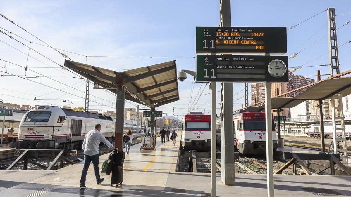 Varios trenes de media distancia en la estación de Alicante.