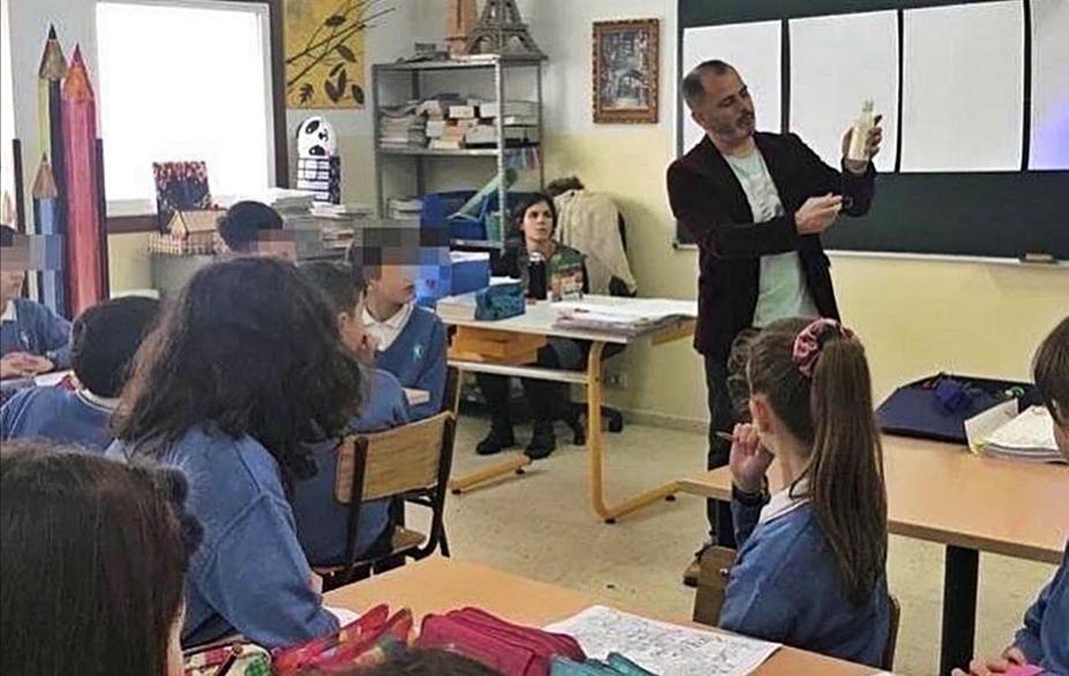 Explicación de Anxo nun colexio. | // FDV