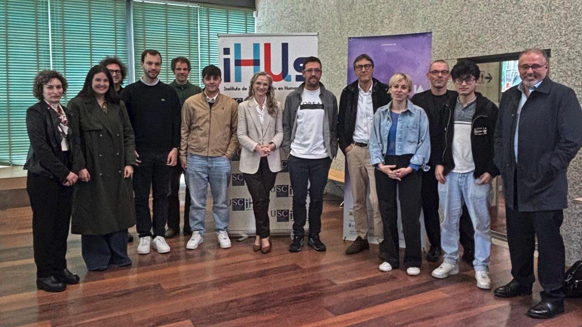 Octavo desde la izquierda, Aser Álvarez, director de ArteciencIA, con más partícipes del inicio de este foro que alberga Santiago.