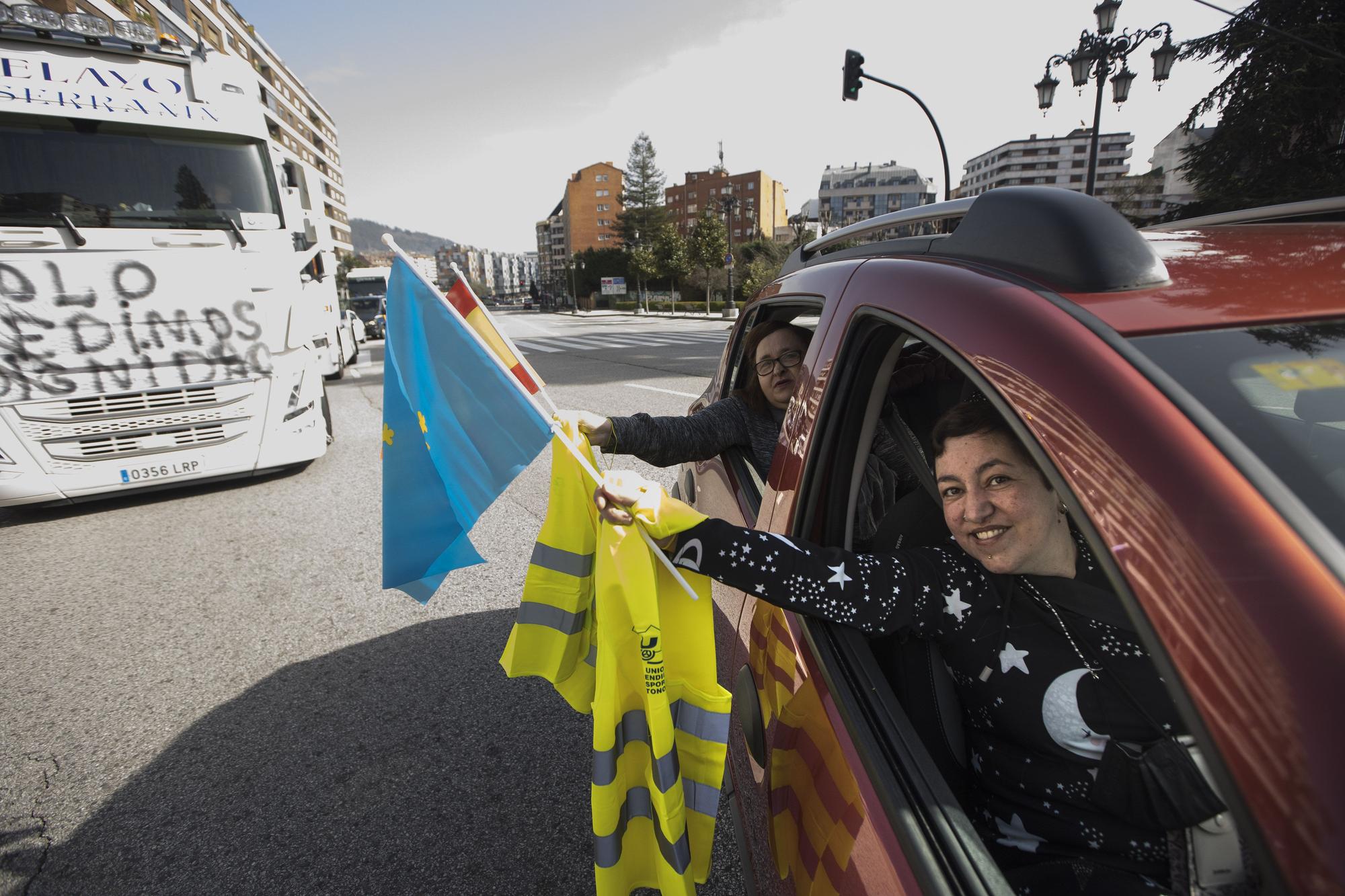 EN IMÁGENES: Los transportistas inundan las calles de Oviedo de camiones para visibilizar su protesta