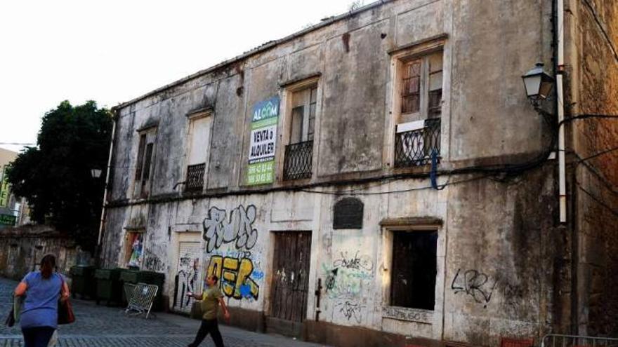 El edificio en ruinas de O Castro es uno de los ejemplos de inmuebles con años de abandono.  // I. Abella