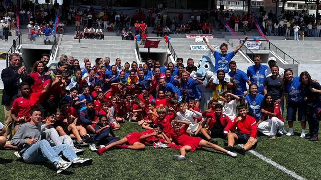 La familia del Real Unión, celebrando el ascenso a Primera Federación.