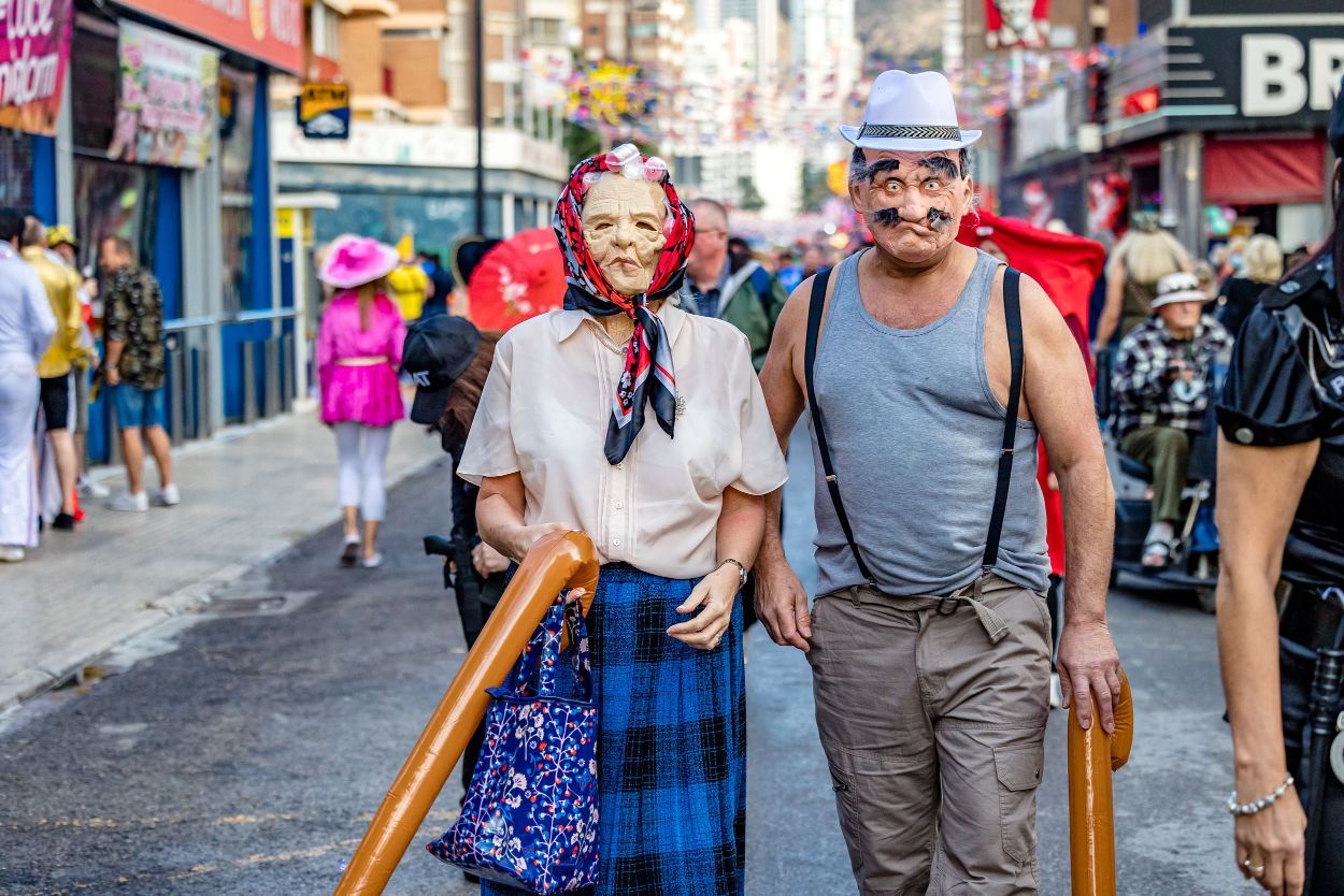 Los británicos desafían a la lluvia y celebran su "Fancy Dress Party" en Benidorm