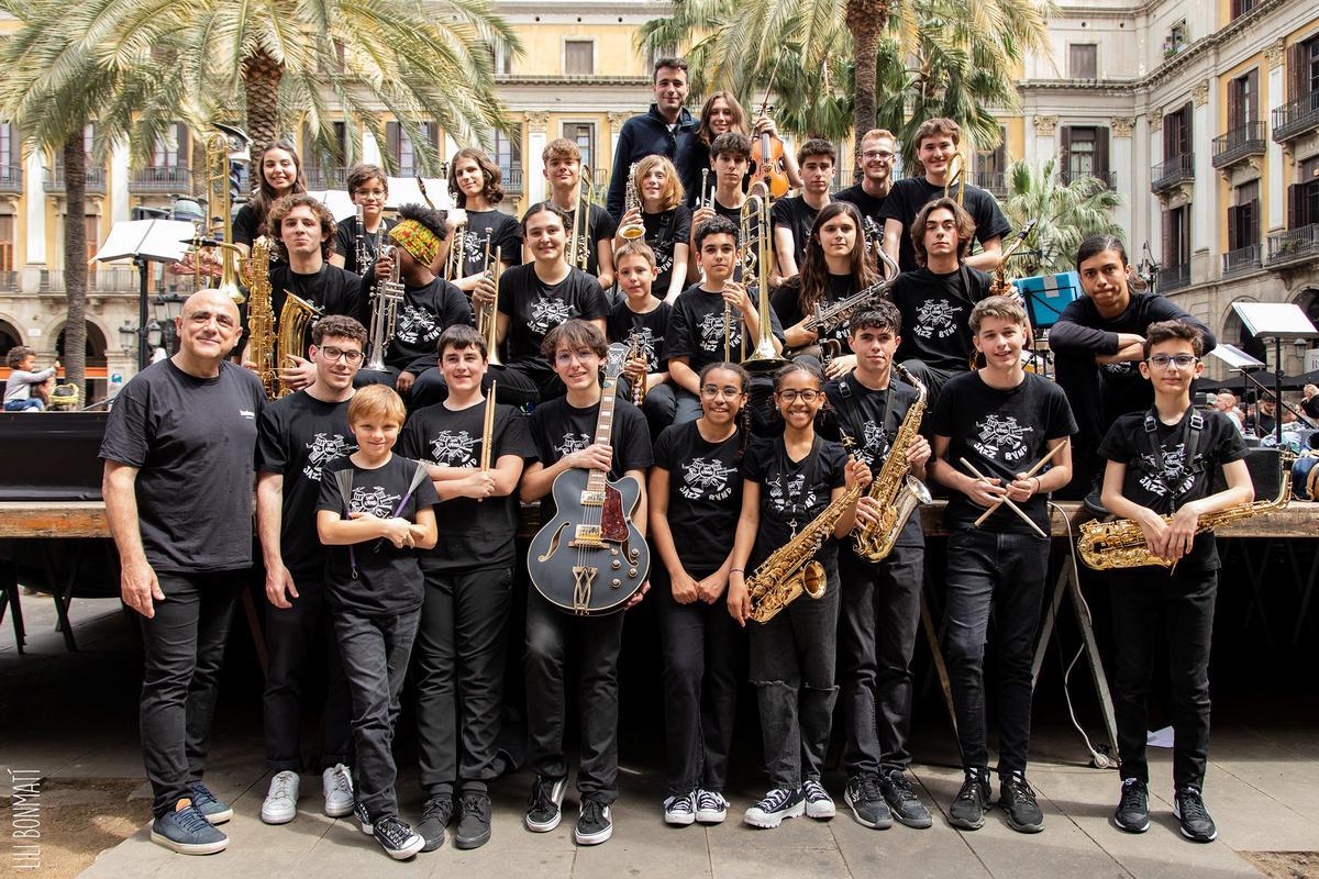 La Sant Andreu Jazz Band este año en la plaza Reial de Barcelona. La violinista Èlia Bastida y el saxofonista Edu Ferrer, 'veteranos' exmiembros del conjunto (arriba de todo) siguen actuando con la SAJB puntualmente.