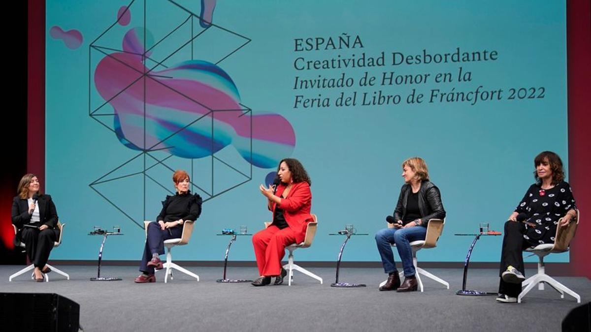 Las escritoras Elvira Lindo, Najat El Hachmi, Karmele Jaio y Rosa Montero (de izquierda a a derecha), moderadas por Laura Barrachina.