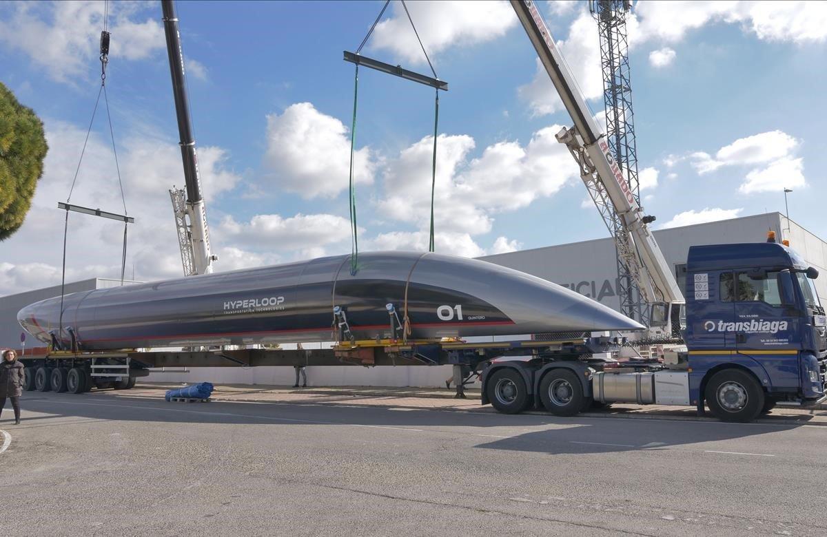 Fotografía facilitada por Airtificial de la primera cápsula de viajeros del tren supersónico, el llamado ’tren del futuroque circulará a la velocidad del sonido, en el momento de ser cargada por dos grúas de alta precisión en el camión en el que viaja por carretera, desde El Puerto de Santa María (Cádiz), donde ha sido fabricada, a la planta de Toulouse (Francia) en la que continuará el proyecto piloto.