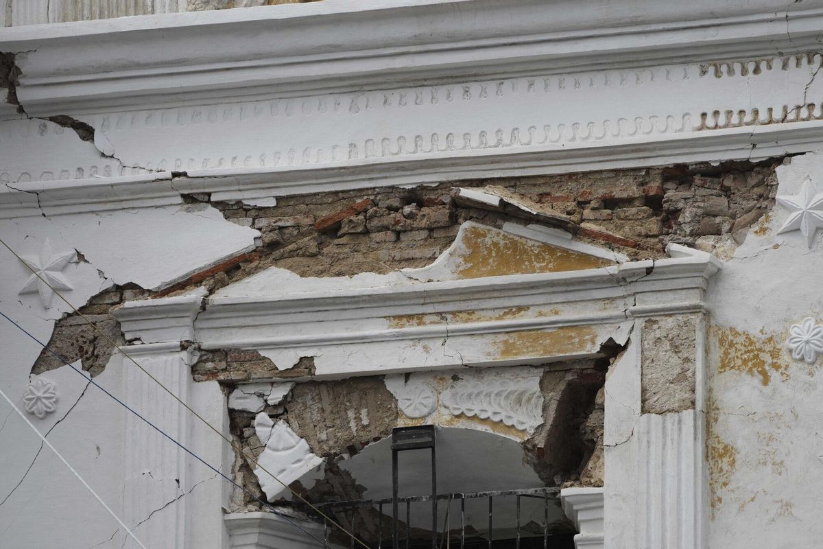 Cracks appear in the Santa Maria de Jesus Catholic church, Guatemala, Wednesday, July 9, 2025. (AP Photo/Moises Castillo). EDITORIAL USE ONLY/ONLY ITALY AND SPAIN