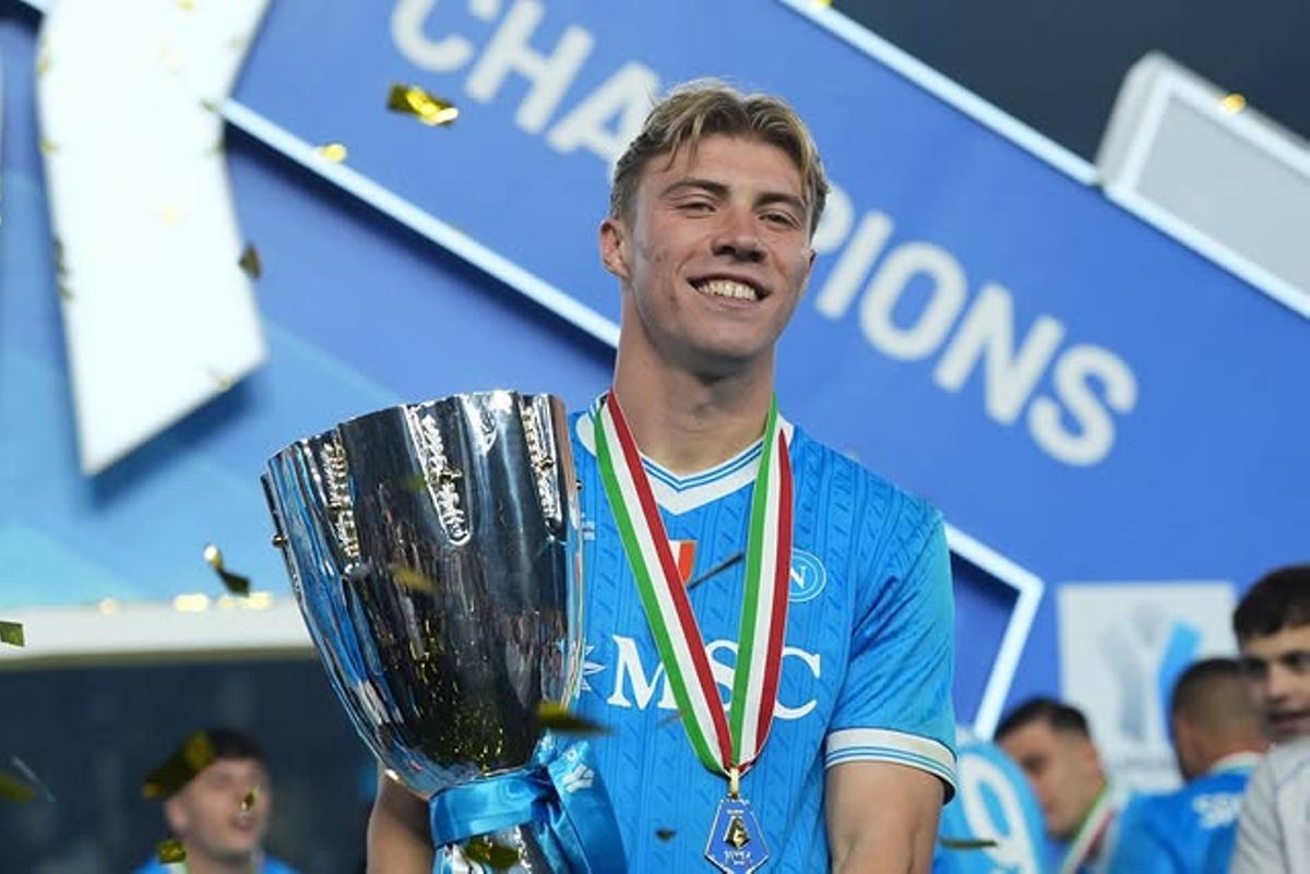 Rasmus Hojlund, feliz en el Nápoles