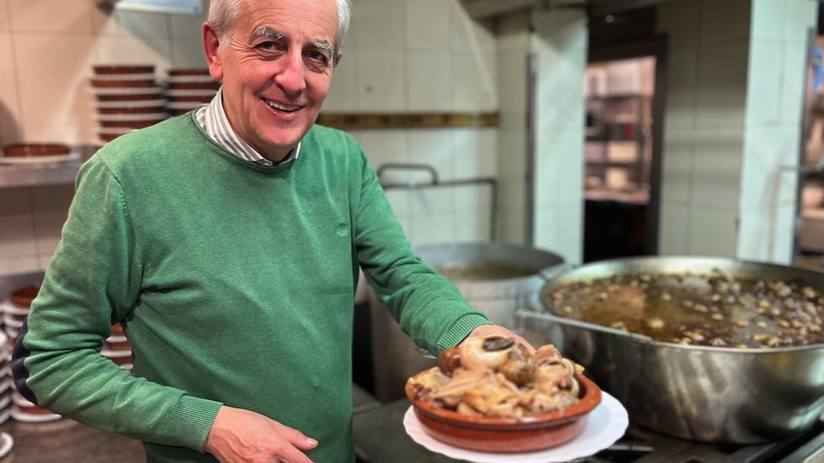 Guillem Garí, propietario de Es Cruce, con una ración de caracoles, este jueves a mediodía.