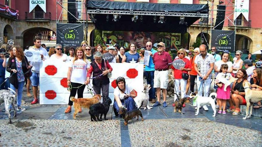 Manifestantes con sus mascotas, concentrados anteayer en la plaza Mayor de Gijón.