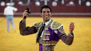 Cayetano Rivera tras cortar dos orejas en el sexto toro de la tarde en el festejo taurino que se celebró en la Plaza de Toros de La Malagueta, en agosto del 2019. 