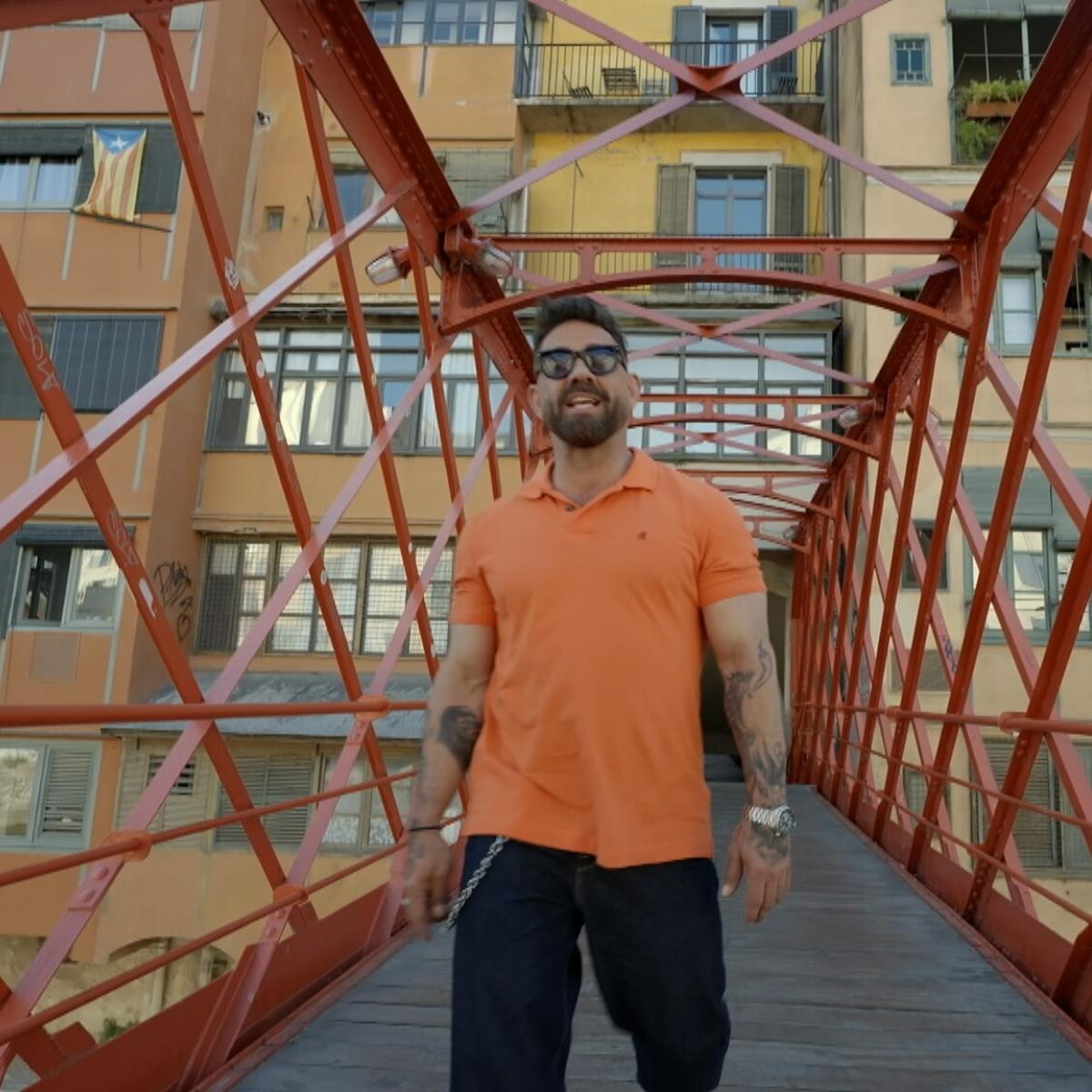 El xef Marc Ribas en el pont de les Peixateries Velles de Girona