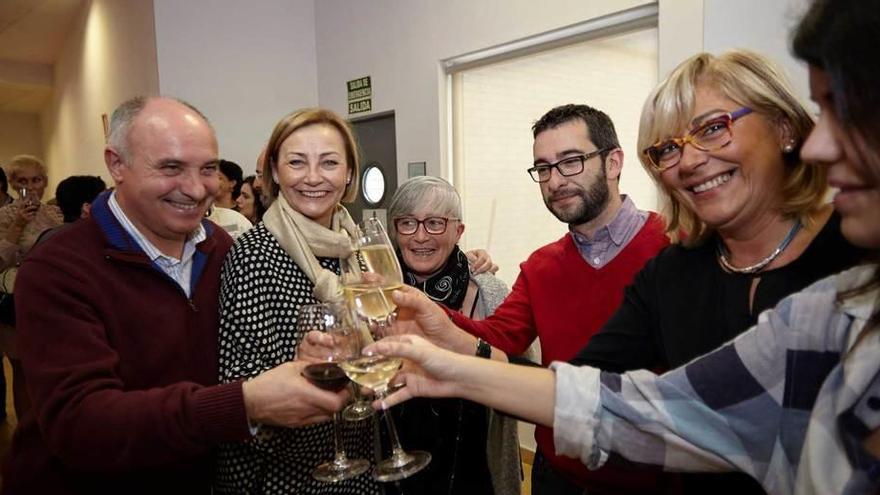 Encuentro navideño de los participantes en el voluntariado europeo. A la derecha, espectáculo de magia en Los Canapés.