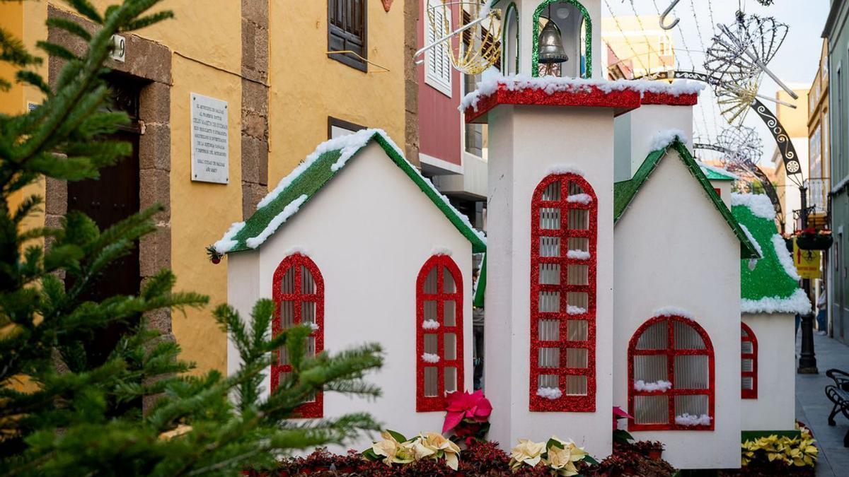 Decorado de la Semana de las Flores en la calle Capitán Quesada del casco de Gáldar.