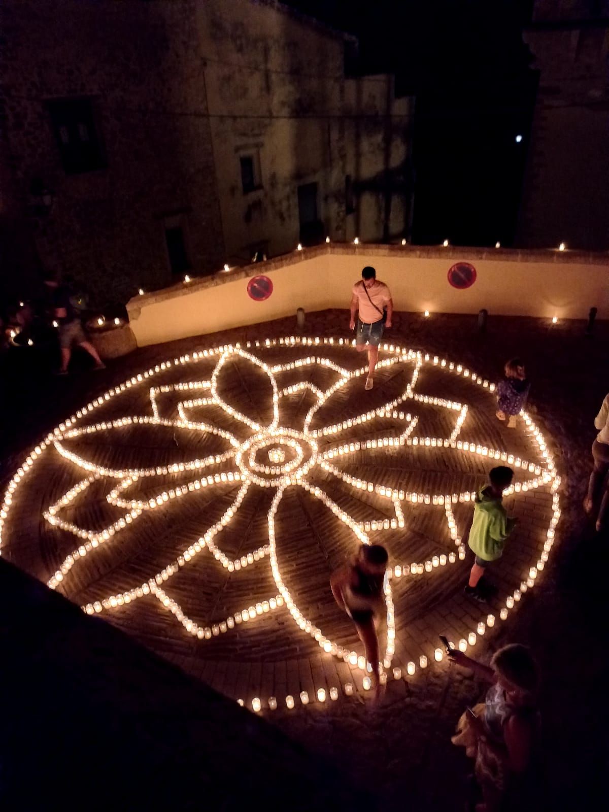 GALERÍA | 14.000 velas alumbran Vilafranca en la espectacular 'Nit dels Ciris'