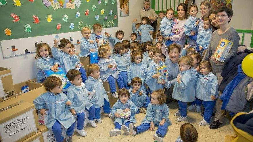 Los alumnos de la escuela infantil Zalaeta entregan alimentos a Cáritas