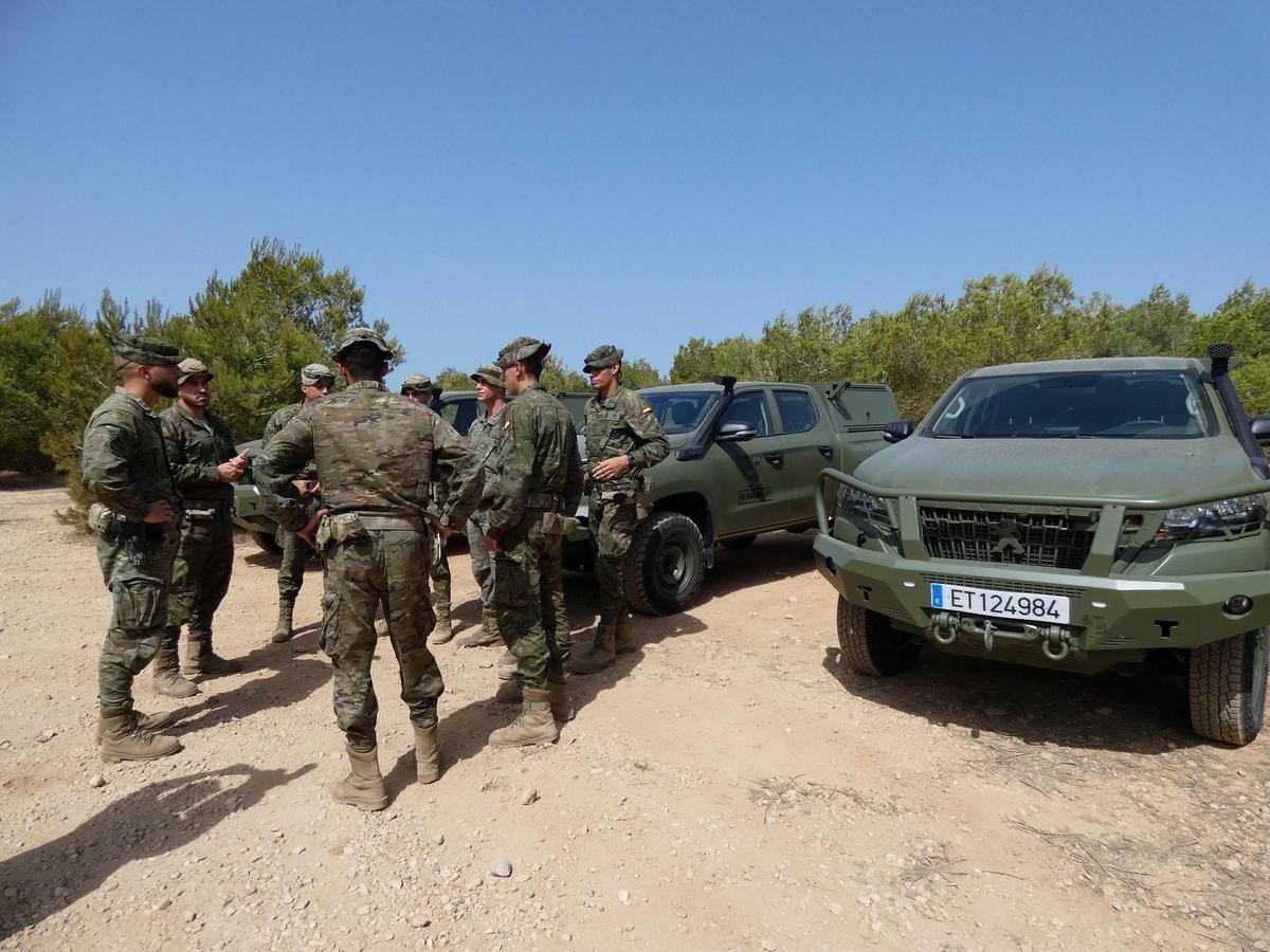 Vehículos y soldados participantes en el despligue de este miércoles en Formentera