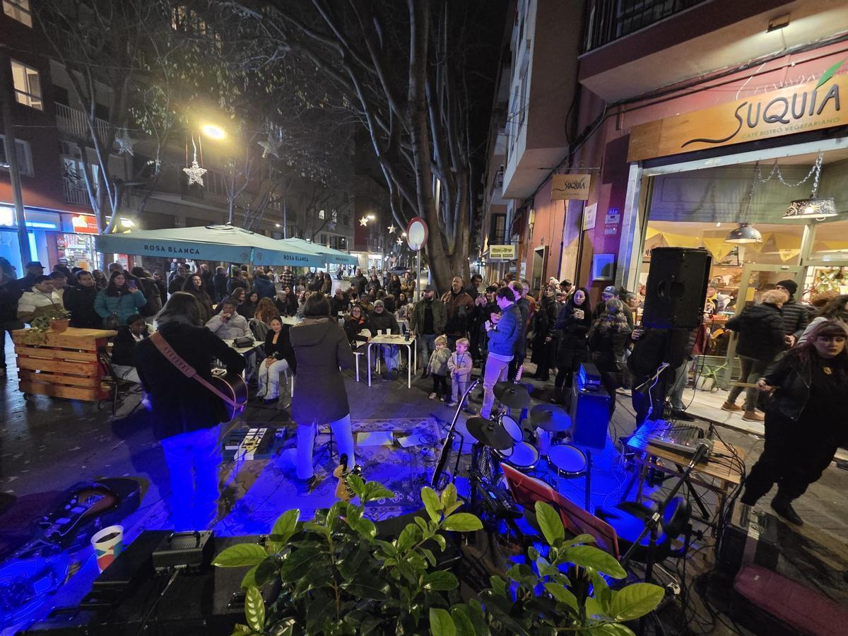 En el bar Suquía hubo música en directo y un ambientazo con centenares de vecinos.