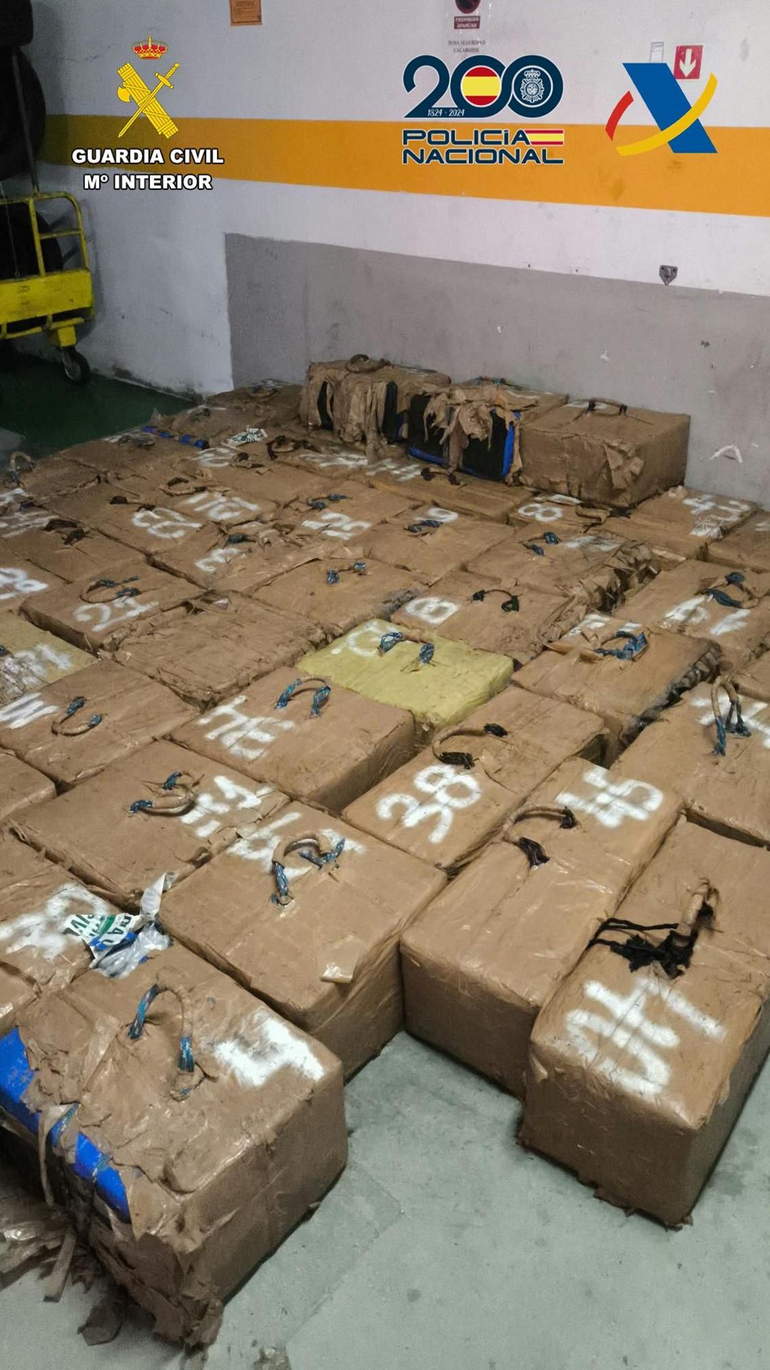 Fardos de droga intervenidos en Muxía.