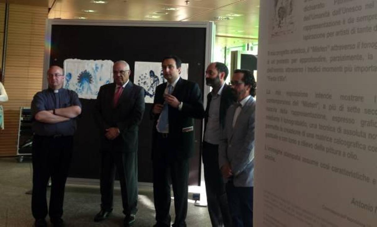 La exposición sobre el Misteri y el tonograbado inaugurada en Milán, donde también se promocionó y habló sobre La Festa.