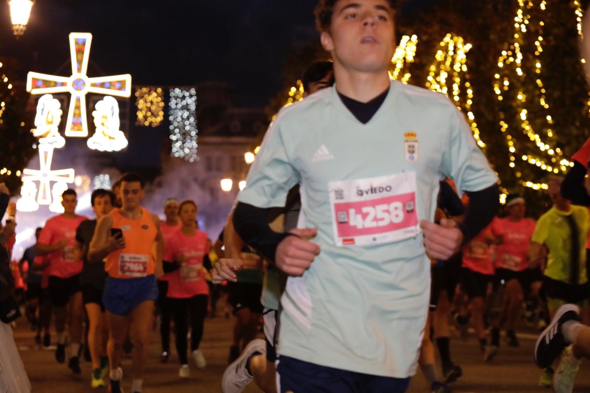 En imágenes: Jaime Bueno (Univerisad de Oviedo) y Mariam Benkert triunfan en la San Silvestre de Oviedo