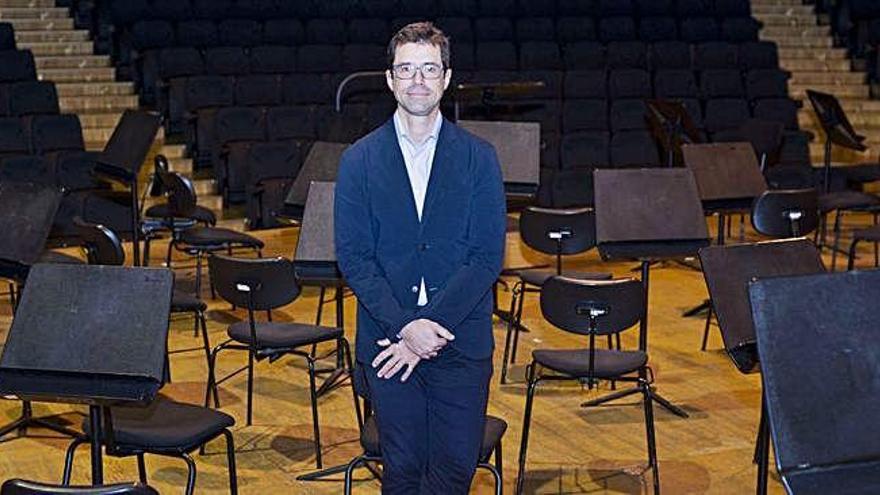 Andrés Lacasa, gerente de la Orquesta Sinfónica de Galicia, en el escenario del Palacio de la Ópera.