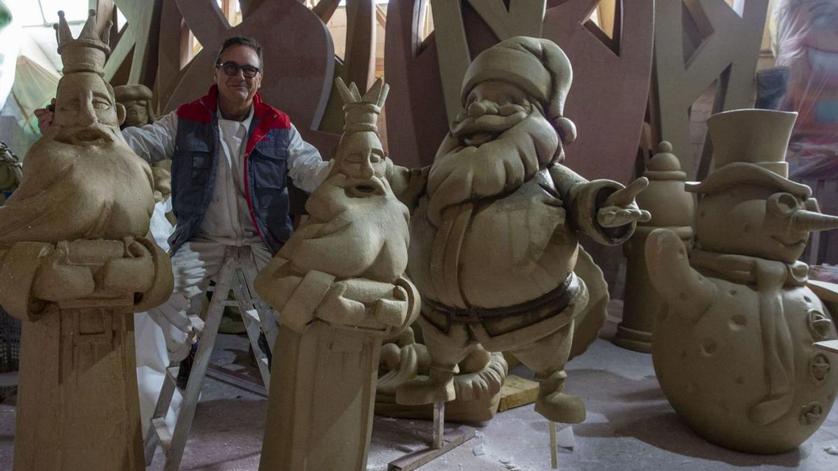 Pedro Espadero instalará figuras y adornos navideños en media docena de pueblos de la provincia. | RAFA ARJONES