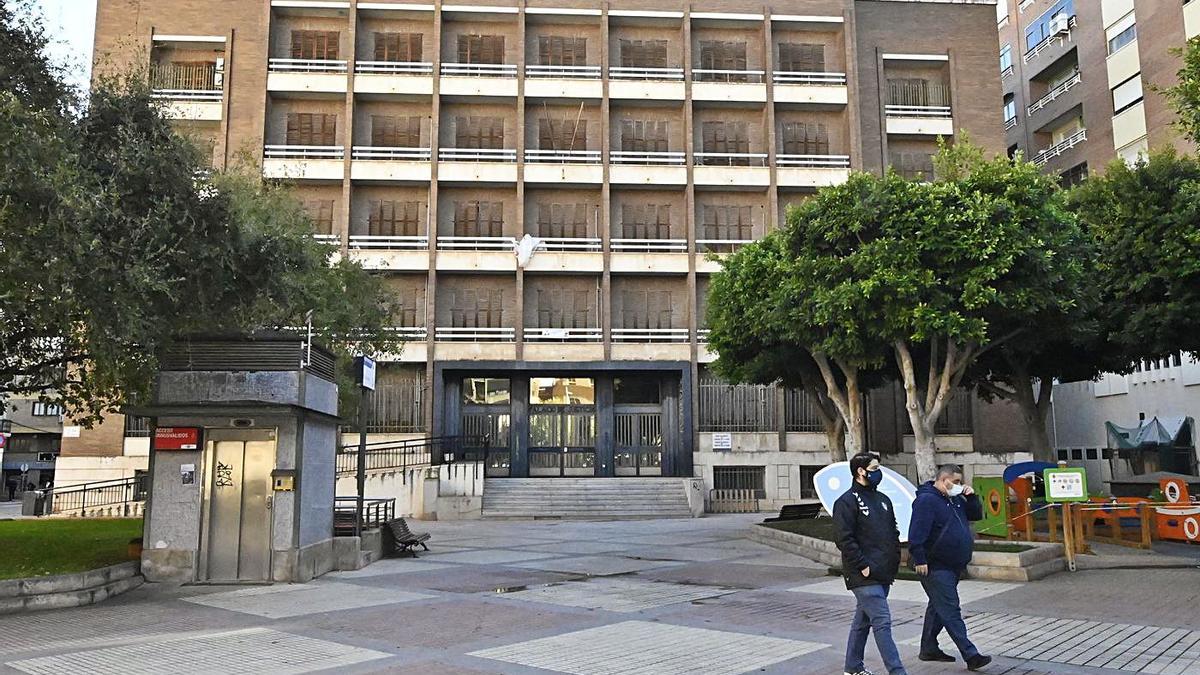 El edificio de los antiguos juzgados de la capital de la Plana se encuentra sin actividad desde el año 2006.   | MANOLO NEBOT