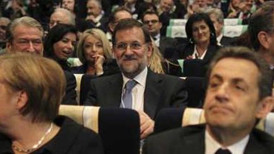 Mariano Rajoy se sienta detrás de Angela Merkel y Nicolás Sarkozy, en Marsella.