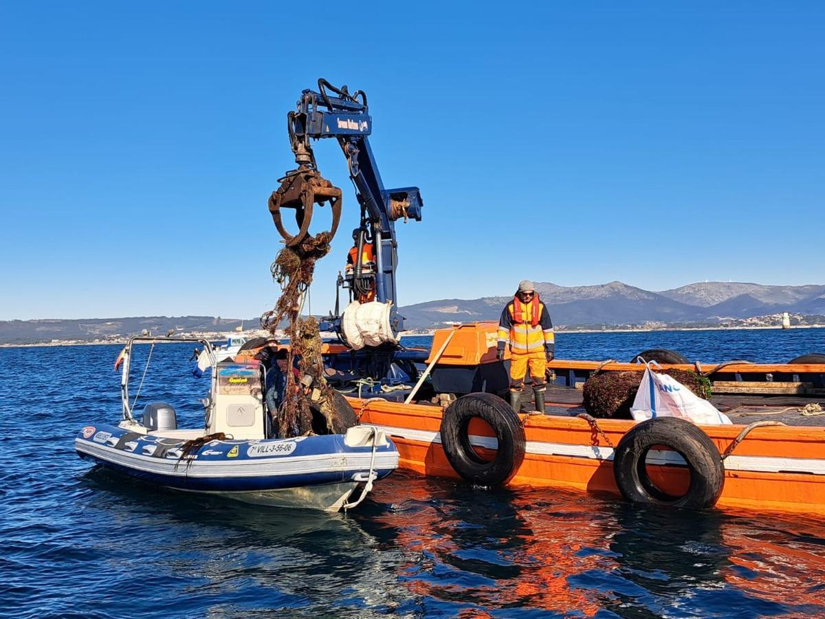 Así se elimina basura en los fondos marinos y la costa del islote Guidoiro Pedregoso.
