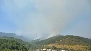 La Junta prepara una posible evacuación de Nuñomoral ante el avance del incendio de Las Hurdes