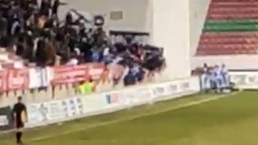 VÍDEO | Cede una valla del estadio Ruta de la Plata de Zamora y caen los aficionados del Dépor