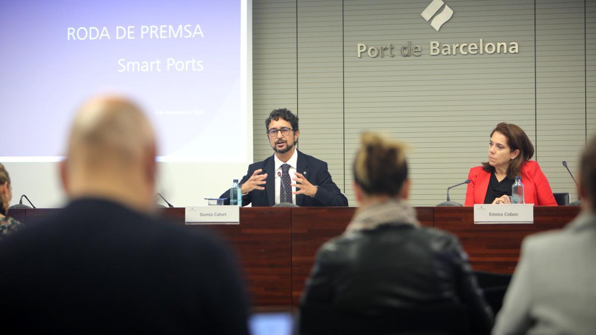 El president del Port de Barcelona, Damià Calvet, y la directora de Innovación y Estrategia de Negocio del puerto, Emma Cobos, presentan el Smart Ports 2022.
