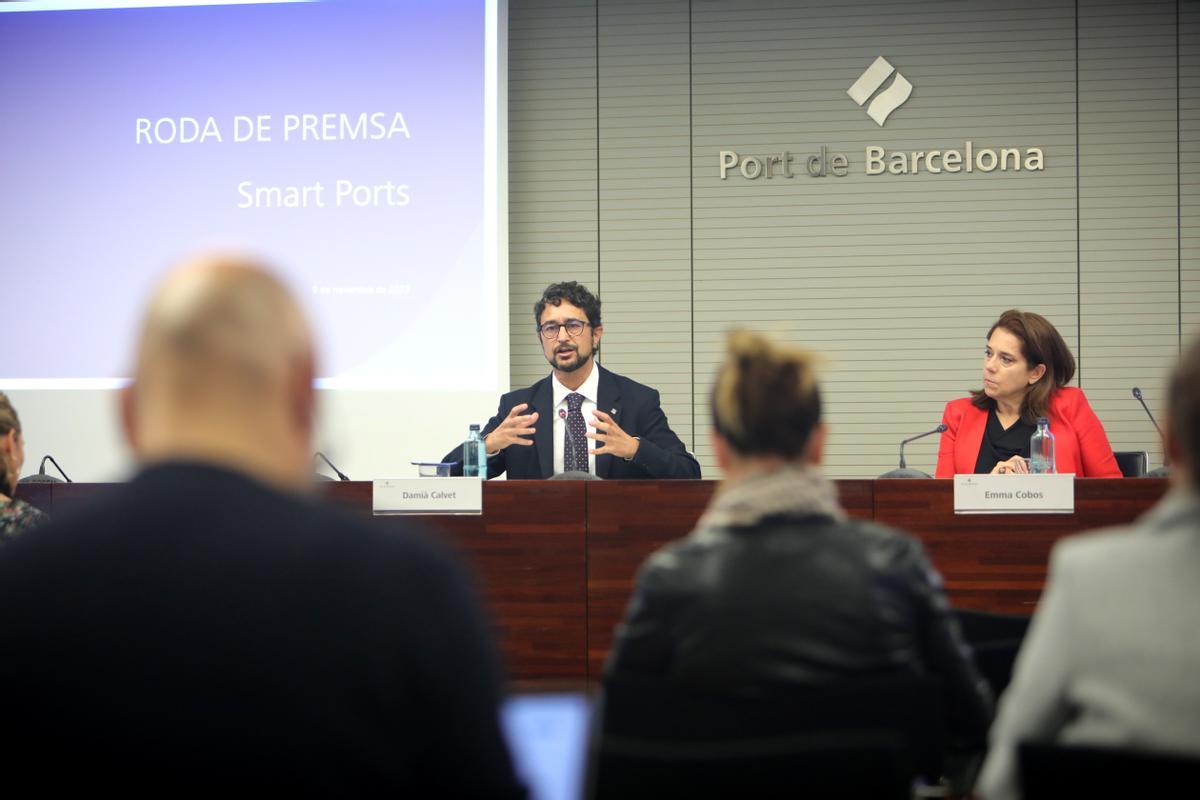 El president del Port de Barcelona, Damià Calvet, y la directora de Innovación y Estrategia de Negocio del puerto, Emma Cobos, presentan el Smart Ports 2022.