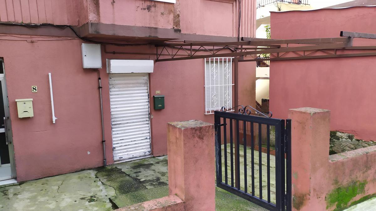 La casa de Chapela en la que sucedió el crimen, ayer, cerrada a cal y canto, aunque ya sin los precintos de la Policía.