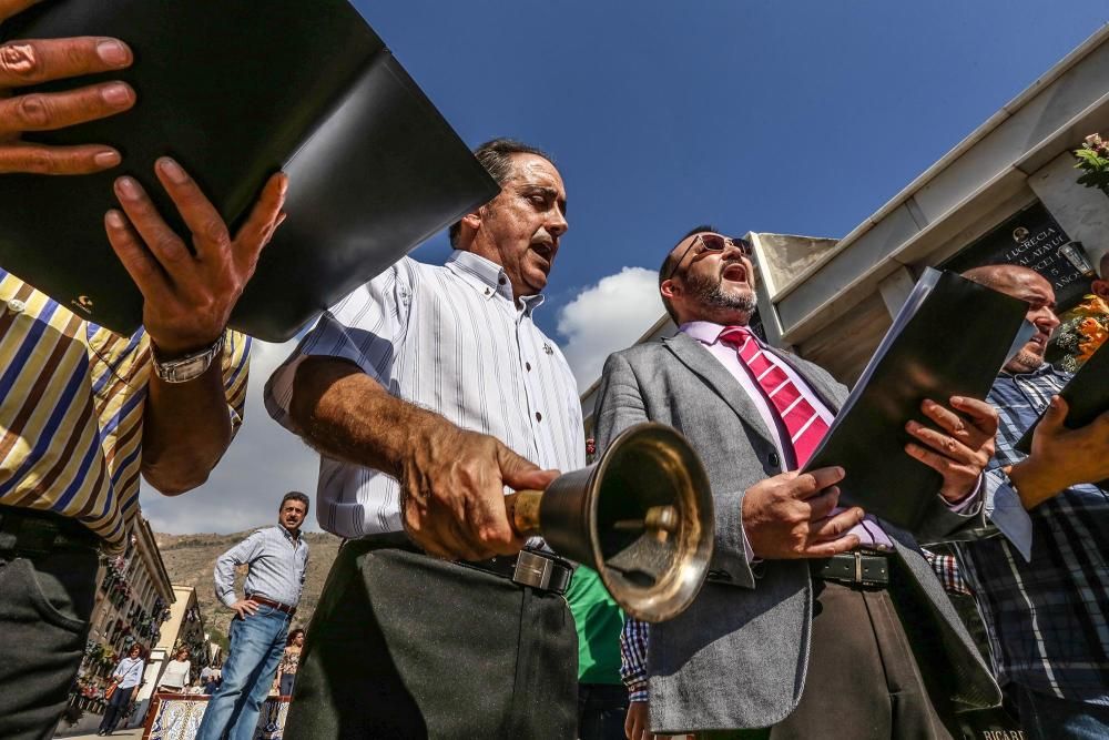 Los auroros ponen voz en Orihuela a Todos Santos