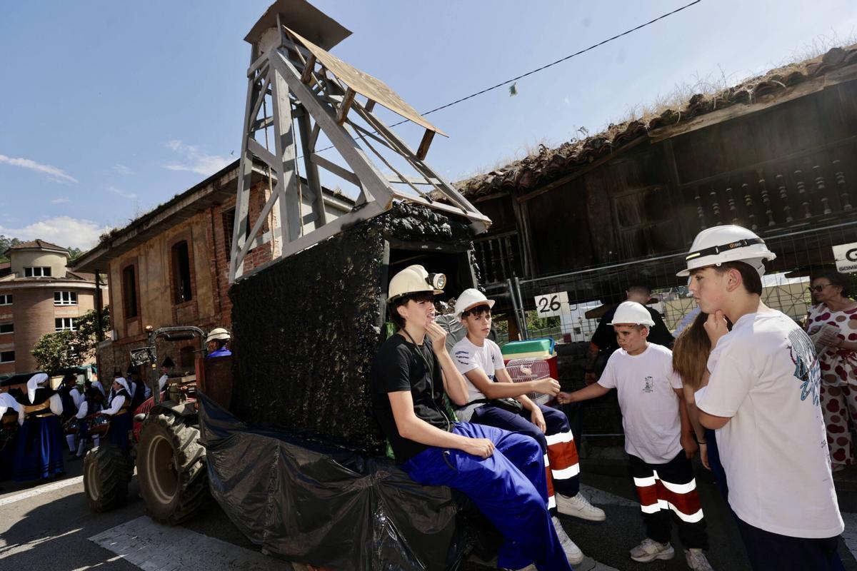 Un desfile y celebraciones para "enmarcar" en Olloniego, que despide las fiestas de San Antonio