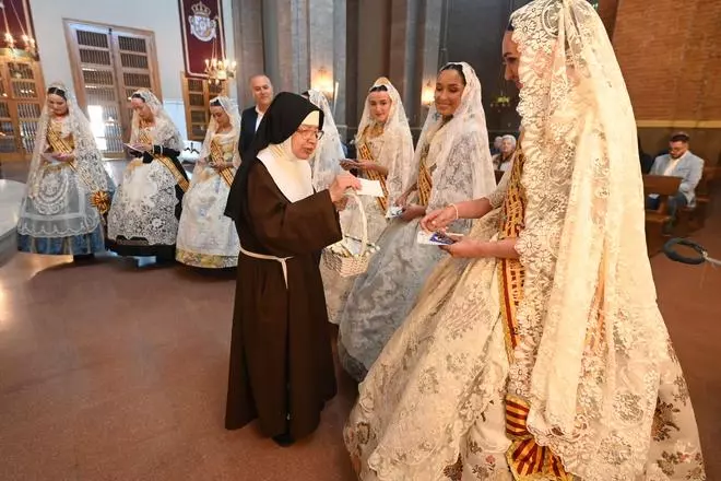 FOTOGALERÍA I Vila-real calienta motores para las fiestas de Sant Pasqual con la ofrenda de huevos a Santa Clara y la presentación de 'llibret'